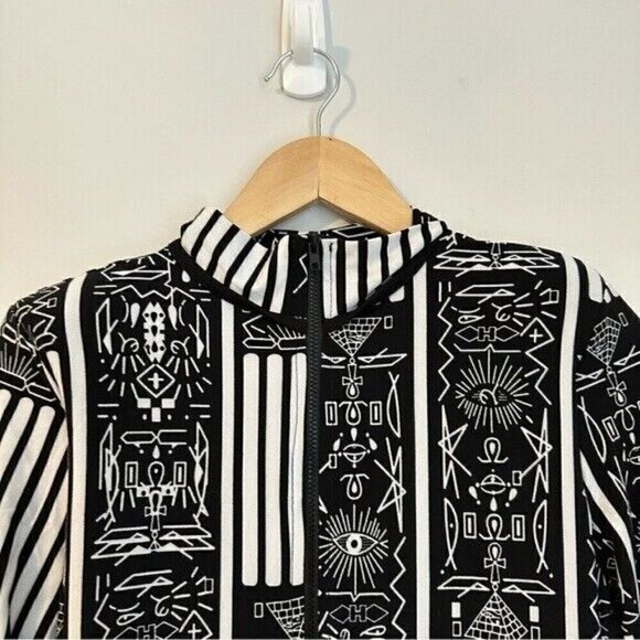 Black Mystical Printed Long Sleeve Tee with O-Neck Design Sized Large - Picture 7 of 12